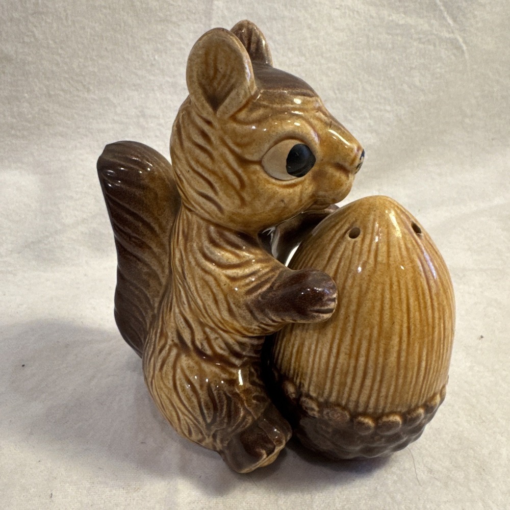 Vintage Ceramic Squirrel & Acorn Salt & Pepper Shaker Set Cabin Mtn Core Japan